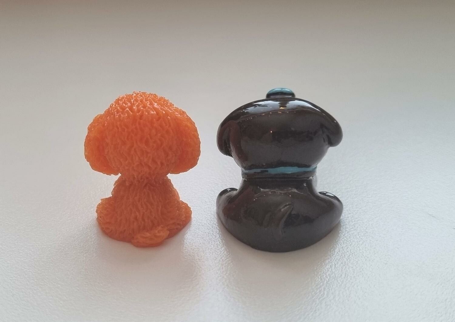 2 st Hundar - miniatyrer / figuriner för dockskåpet, tittskåp mm