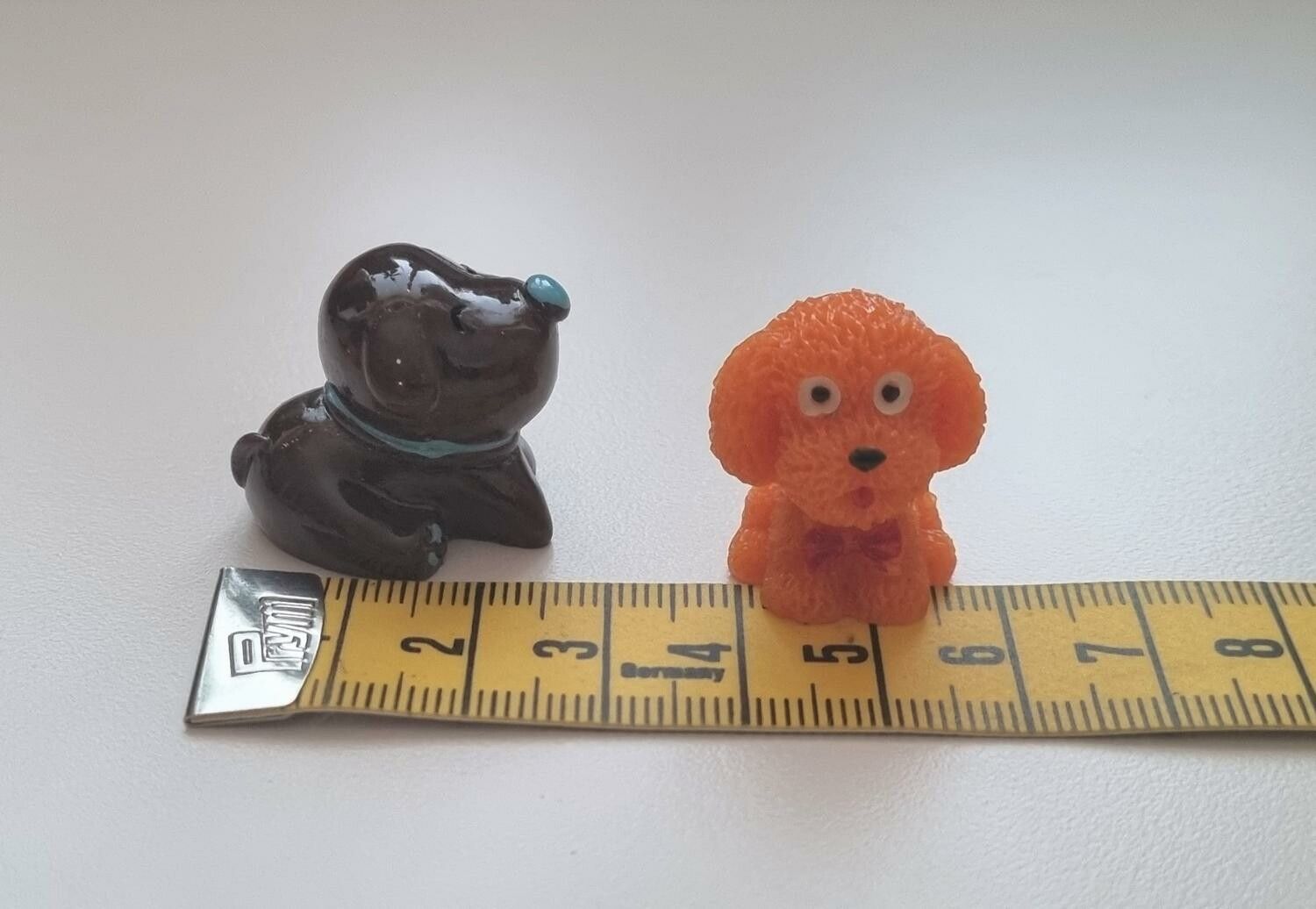 2 st Hundar - miniatyrer / figuriner för dockskåpet, tittskåp mm