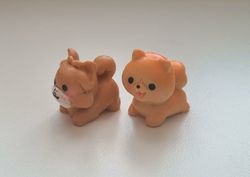 2 st Hundar - miniatyrer / figuriner för dockskåpet, tittskåp mm
