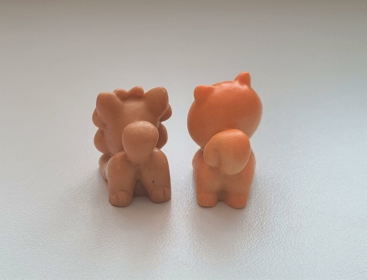 2 st Hundar - miniatyrer / figuriner för dockskåpet, tittskåp mm