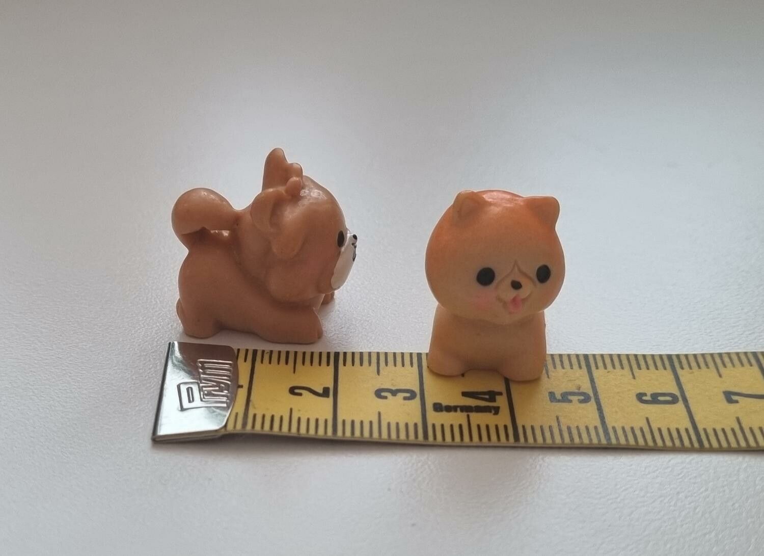 2 st Hundar - miniatyrer / figuriner för dockskåpet, tittskåp mm