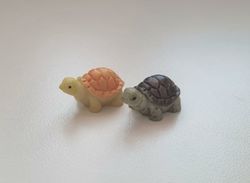 2 st Sköldpaddor - miniatyrer / figuriner för dockskåpet, tittskåp mm