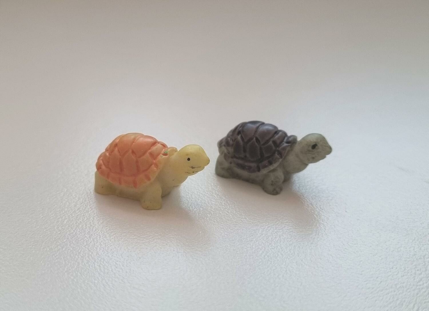 2 st Sköldpaddor - miniatyrer / figuriner för dockskåpet, tittskåp mm