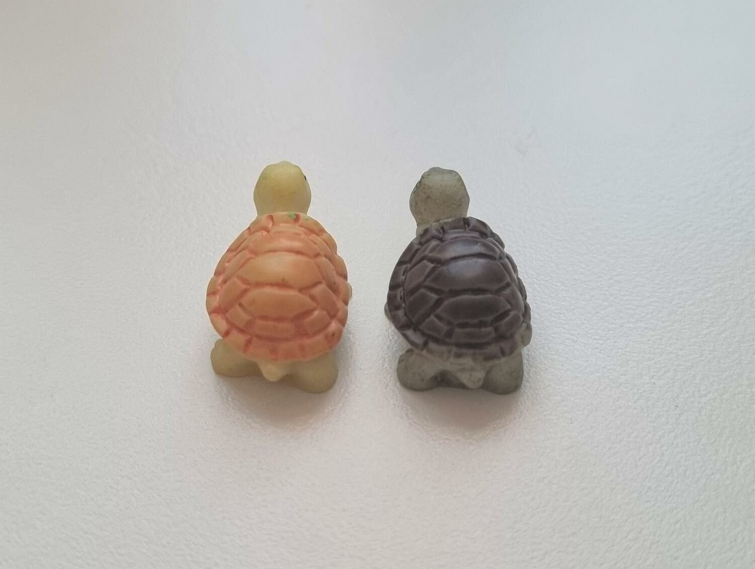 2 st Sköldpaddor - miniatyrer / figuriner för dockskåpet, tittskåp mm
