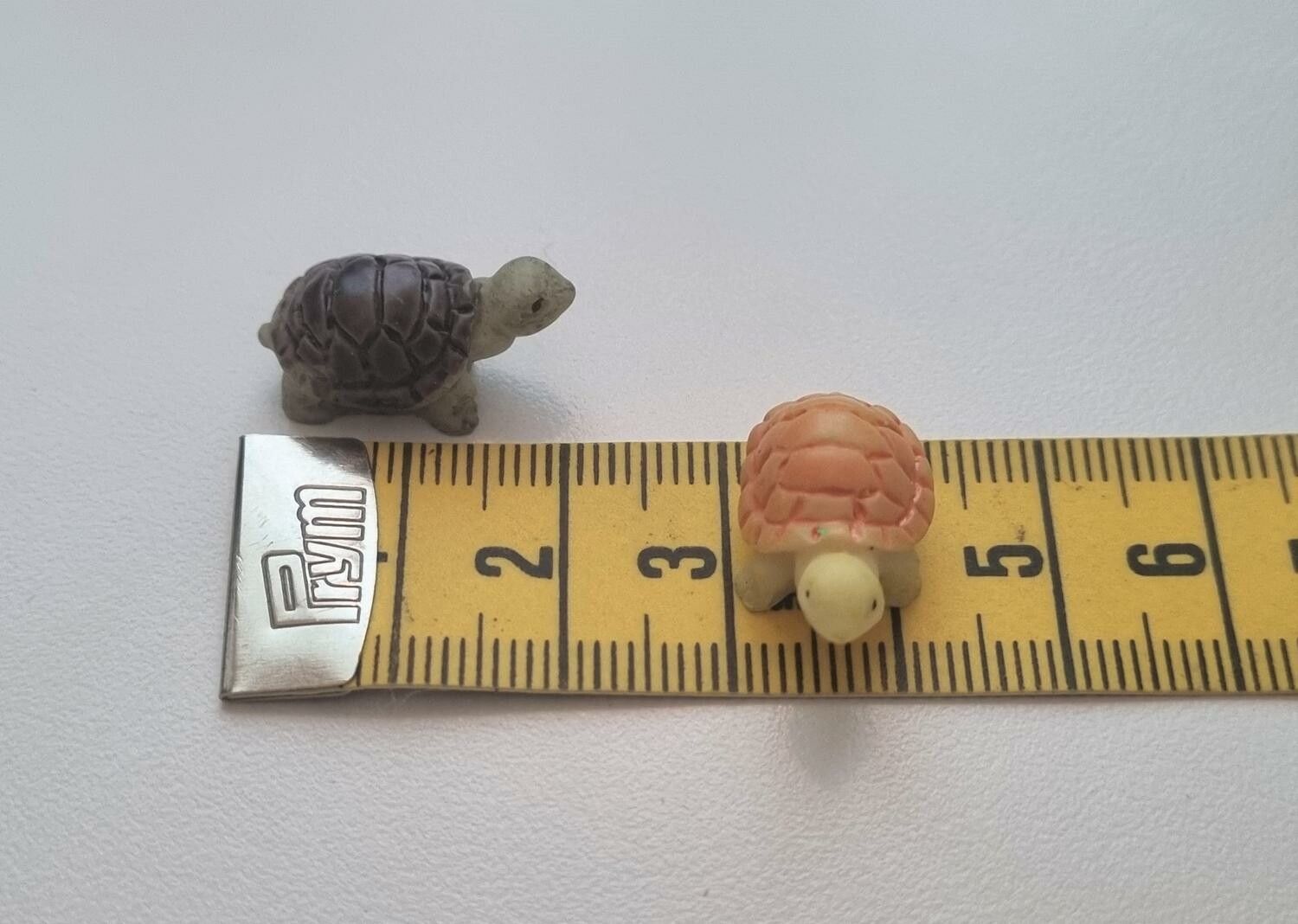2 st Sköldpaddor - miniatyrer / figuriner för dockskåpet, tittskåp mm