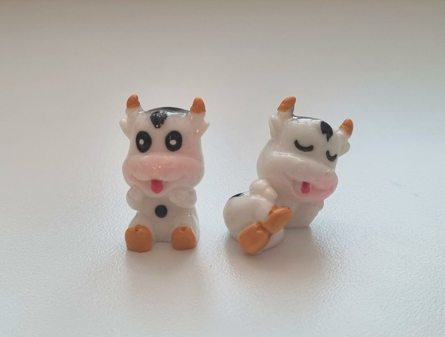 2 st Kor, Kossor - miniatyrer / figuriner för dockskåpet, tittskåp mm