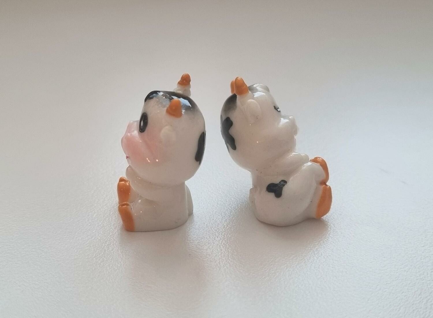 2 st Kor, Kossor - miniatyrer / figuriner för dockskåpet, tittskåp mm