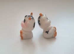 2 st Kor, Kossor - miniatyrer / figuriner för dockskåpet, tittskåp mm