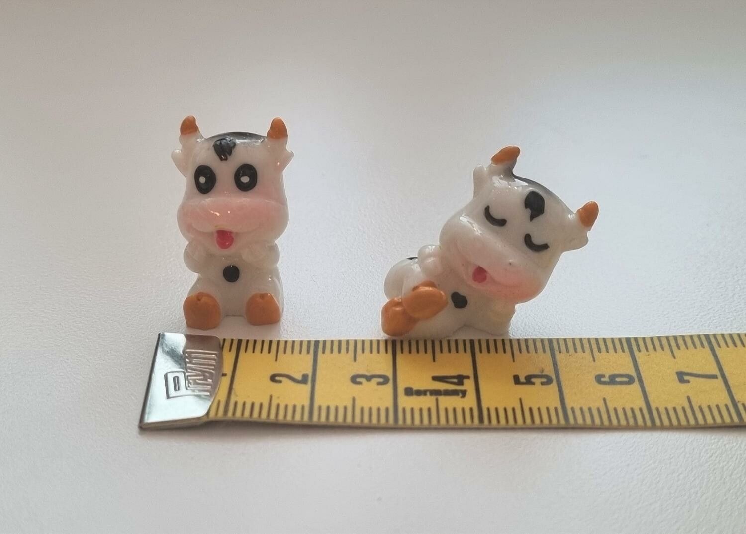 2 st Kor, Kossor - miniatyrer / figuriner för dockskåpet, tittskåp mm