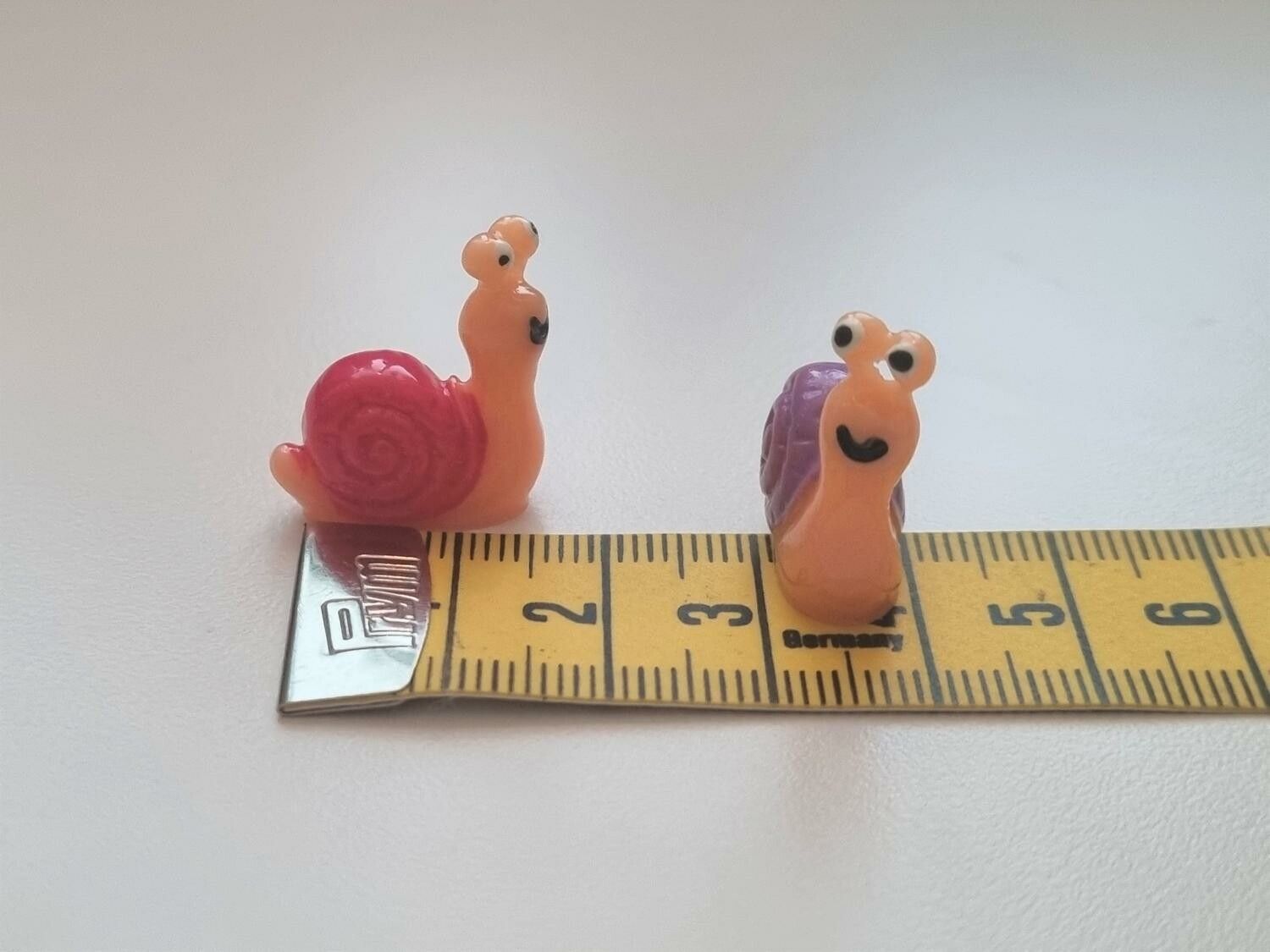 2 st Sniglar - miniatyrer / figuriner för dockskåpet, tittskåp mm