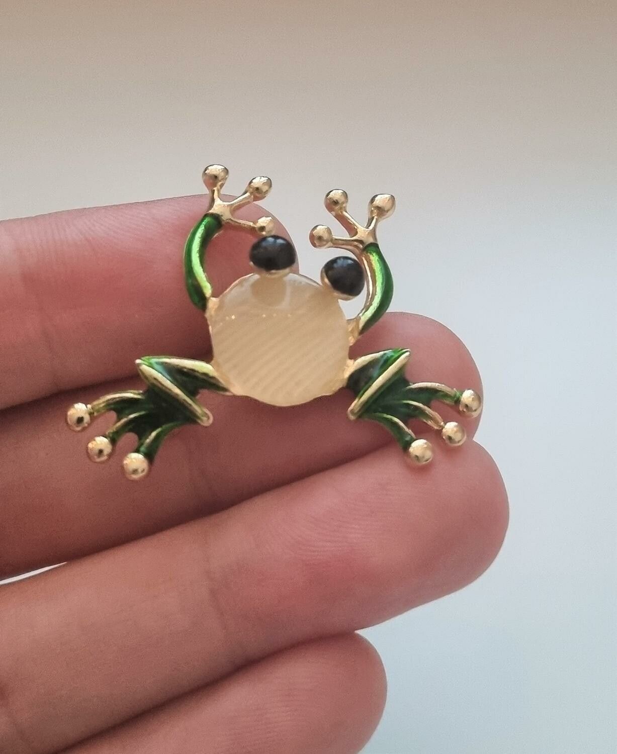 Brosch, Söt liten groda