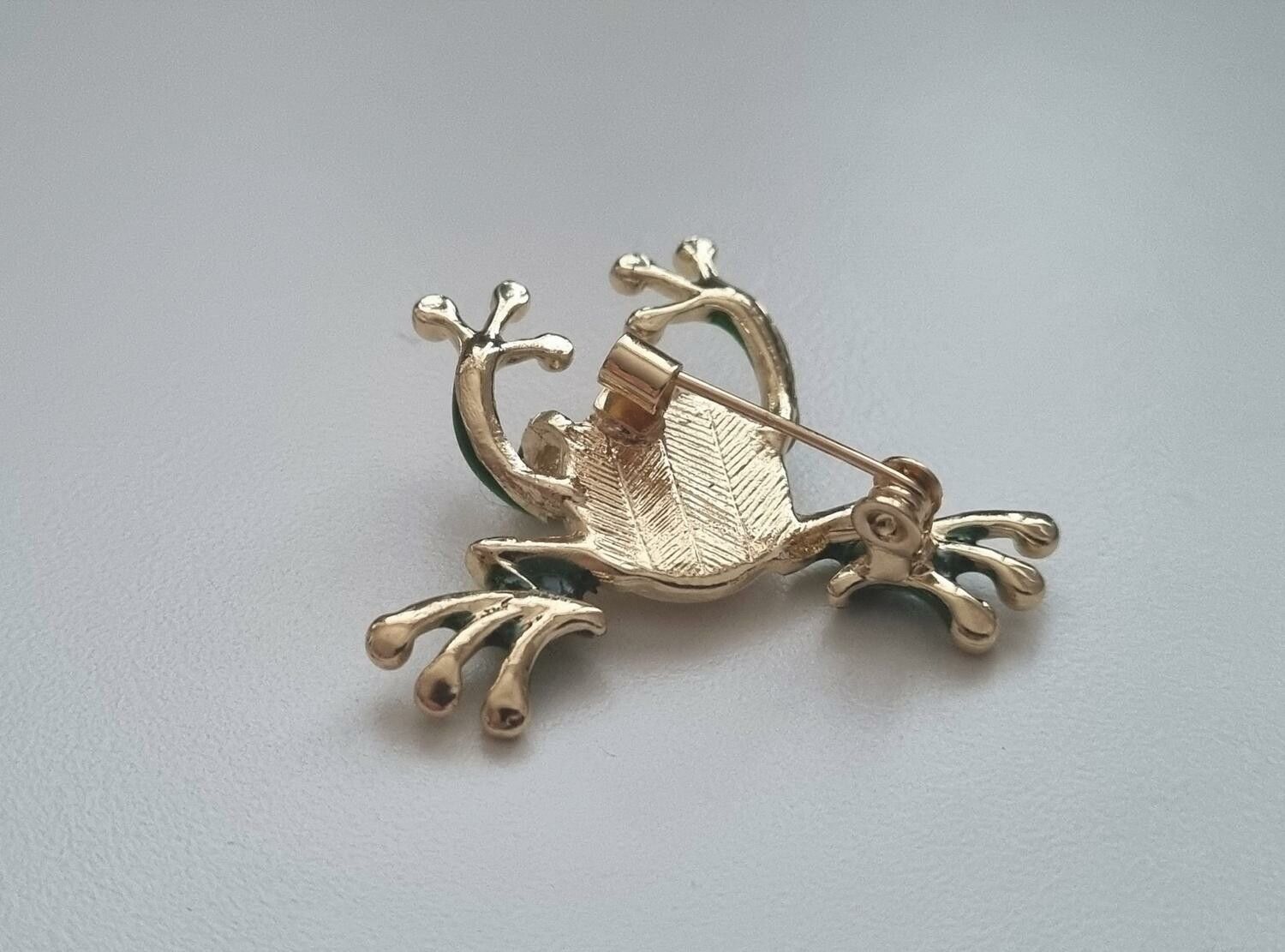 Brosch, Söt liten groda