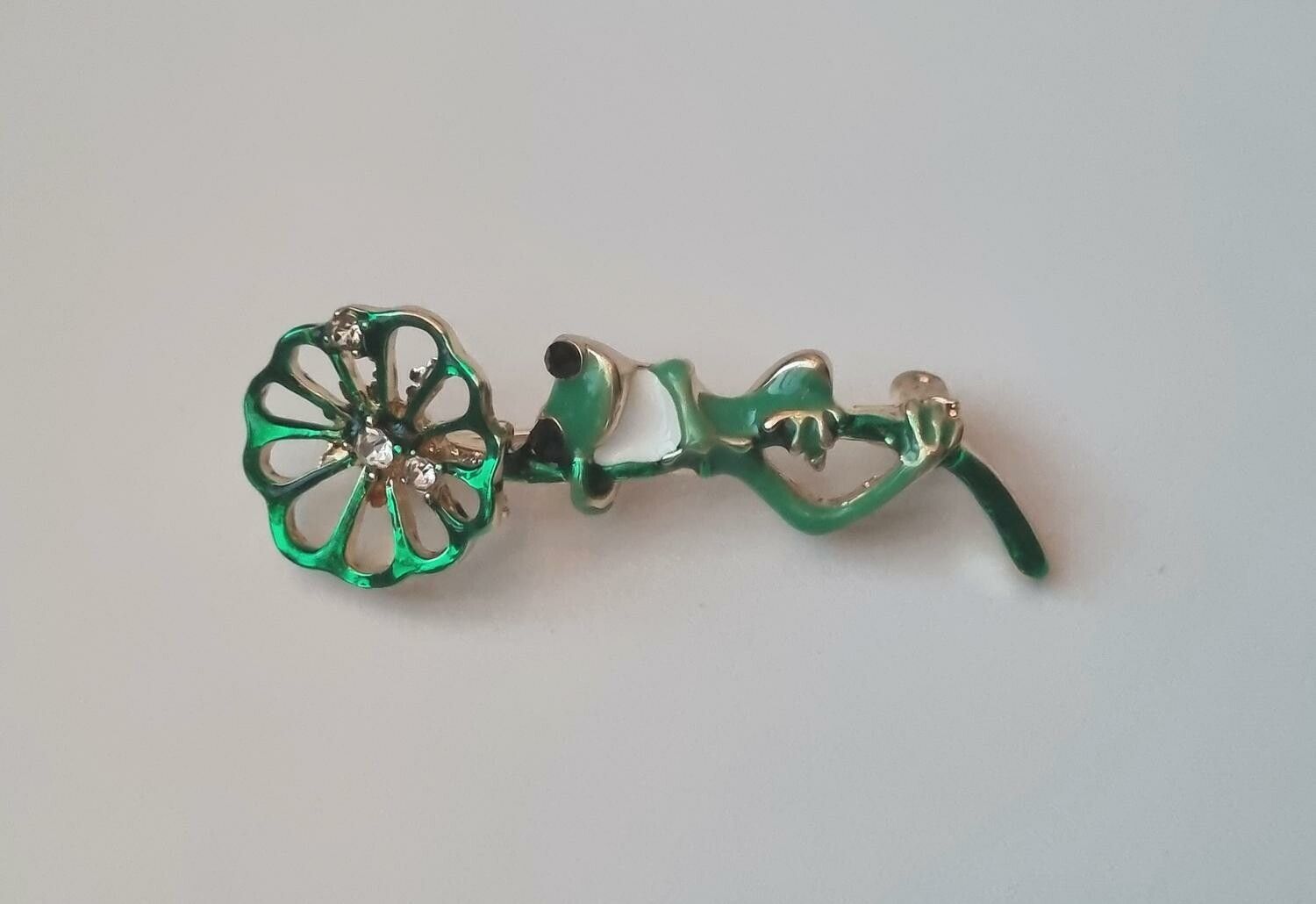 Brosch, Grön groda på en blomma