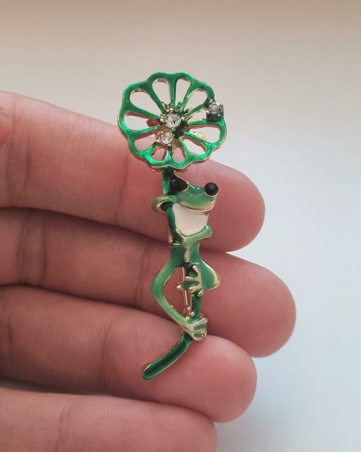 Brosch, Grön groda på en blomma