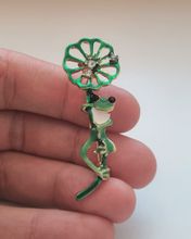 Brosch, Grön groda på en blomma