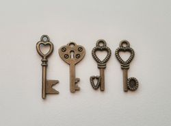 4 st nycklar, retro nycklar, antikliknande nycklar berlocker