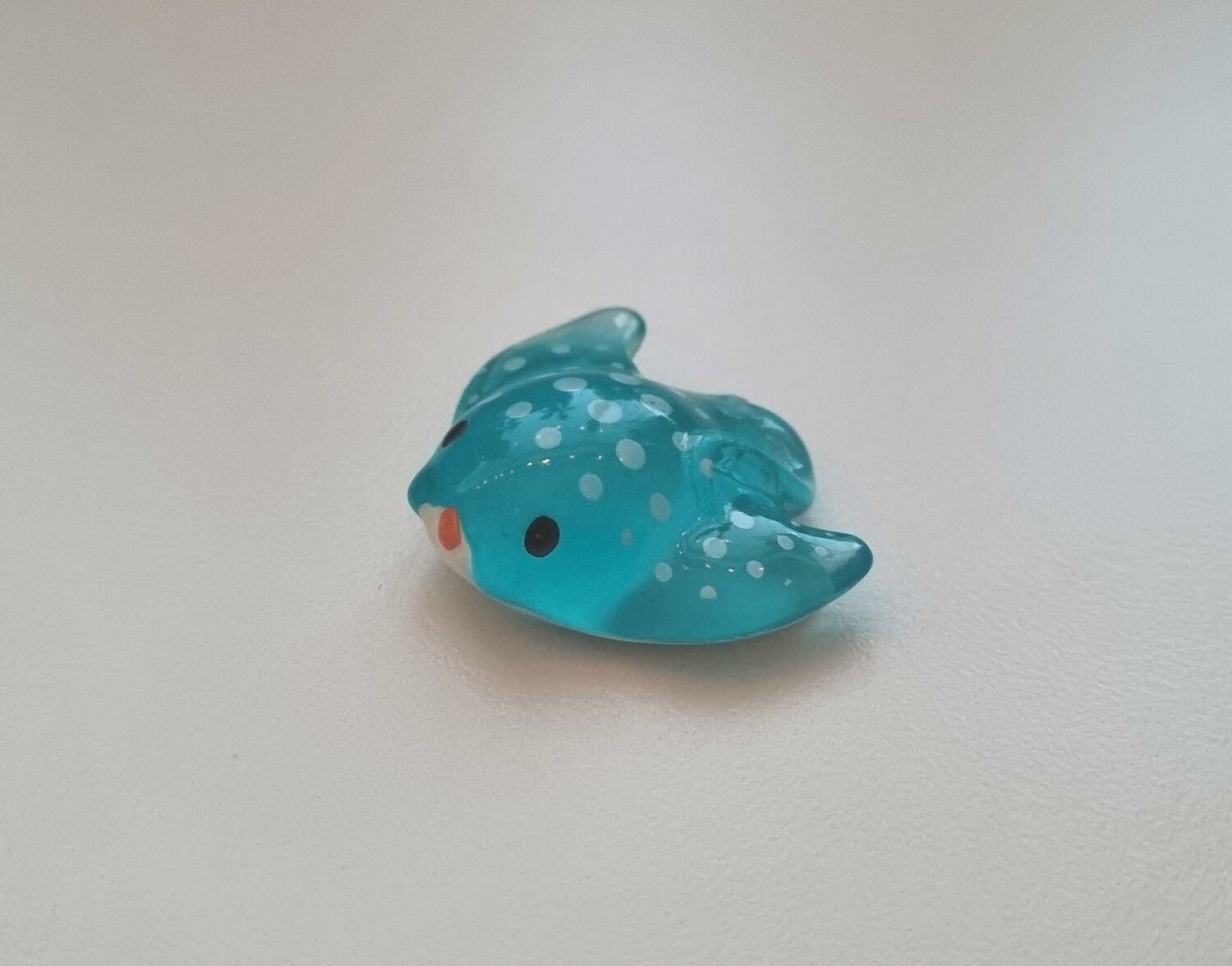 Handmålad blåfläckig rocka / batoid. Miniatyr för dekoration (2,5 cm bred)