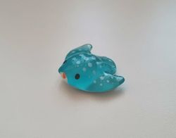 Handmålad blåfläckig rocka / batoid. Miniatyr för dekoration (2,5 cm bred)