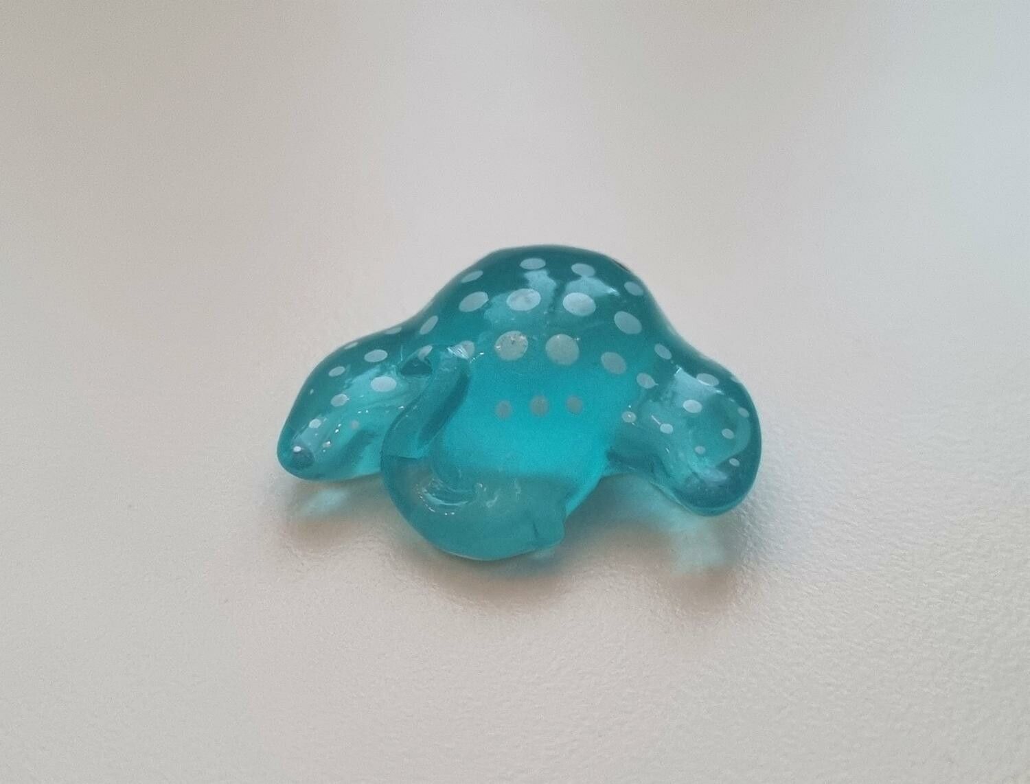 Handmålad blåfläckig rocka / batoid. Miniatyr för dekoration (2,5 cm bred)