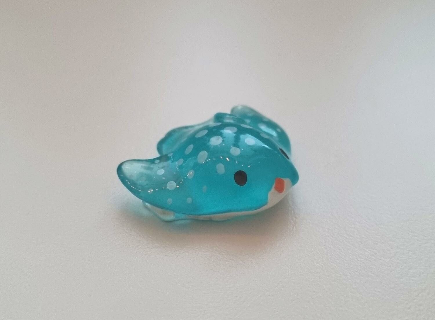 Handmålad blåfläckig rocka / batoid. Miniatyr för dekoration (2,5 cm bred)