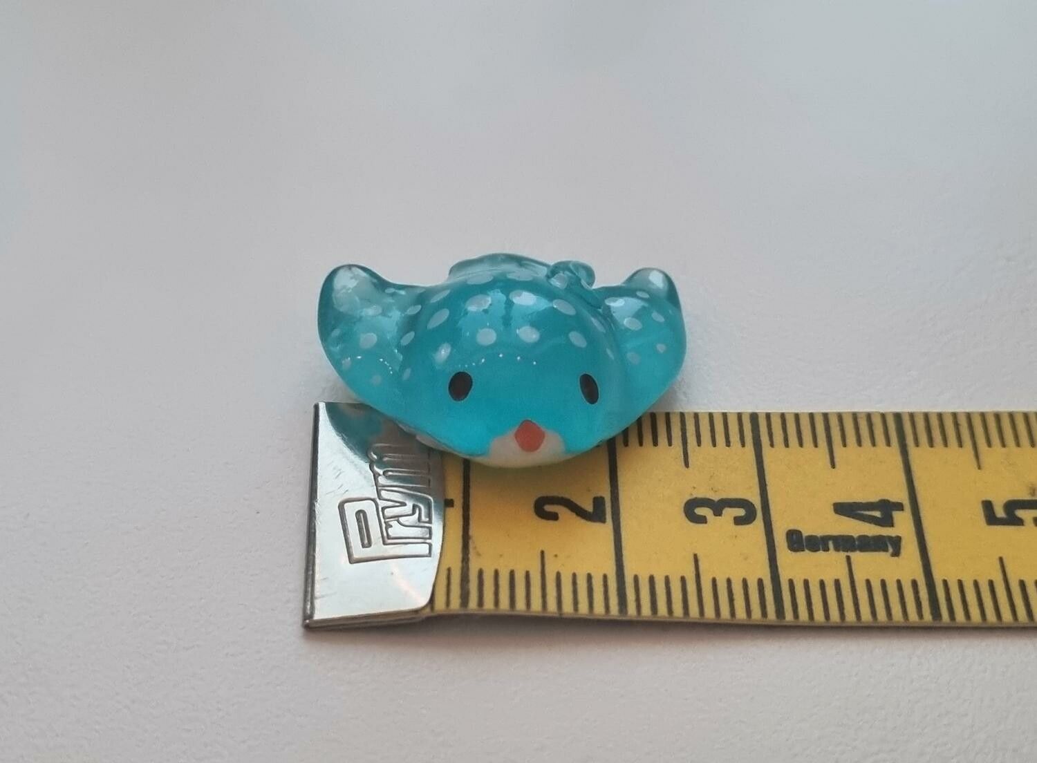 Handmålad blåfläckig rocka / batoid. Miniatyr för dekoration (2,5 cm bred)