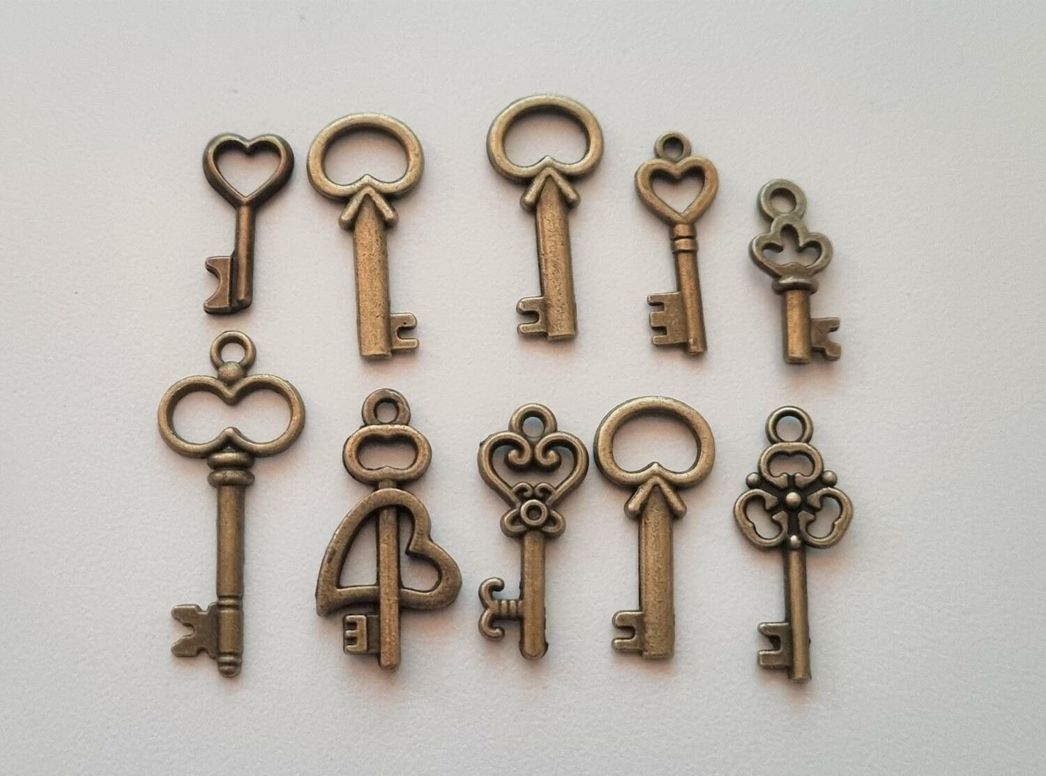 10 st nycklar, retro nycklar, antikliknande nycklar berlocker