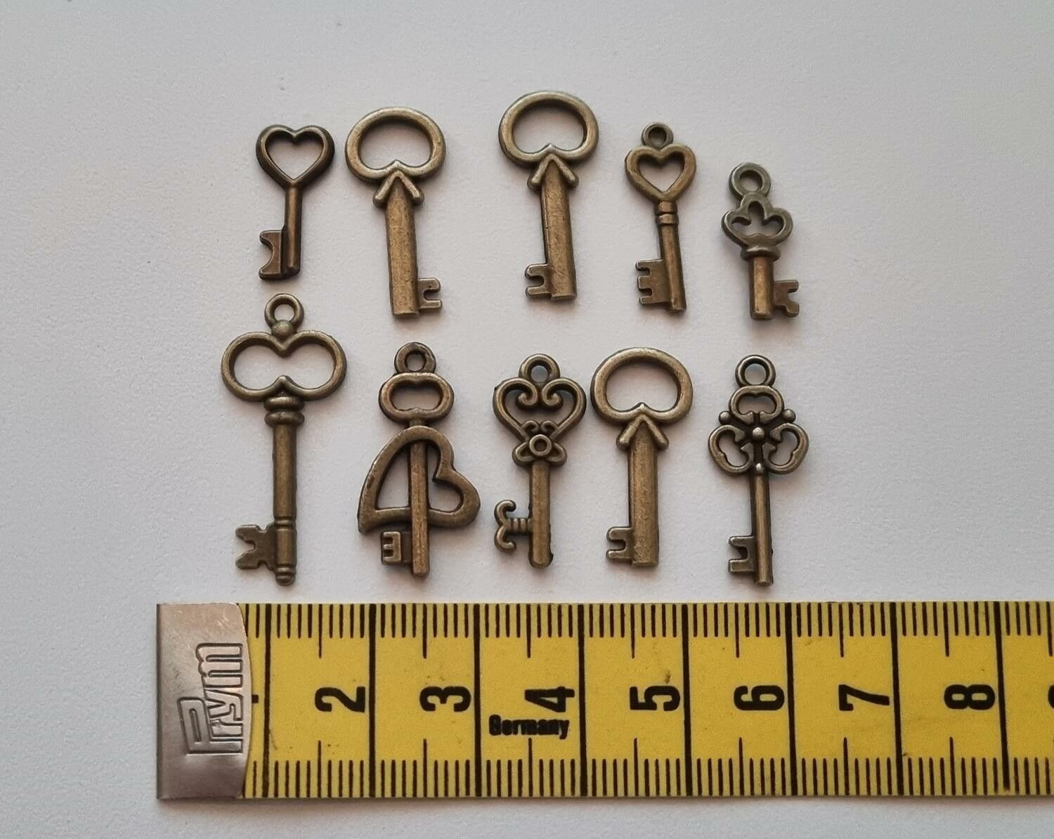 10 st nycklar, retro nycklar, antikliknande nycklar berlocker