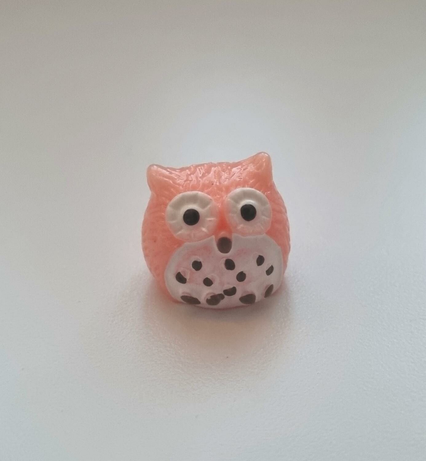 Handmålad uggla, miniatyr, miniatyruggla, miniuggla (1,9 cm hög - Rosa)
