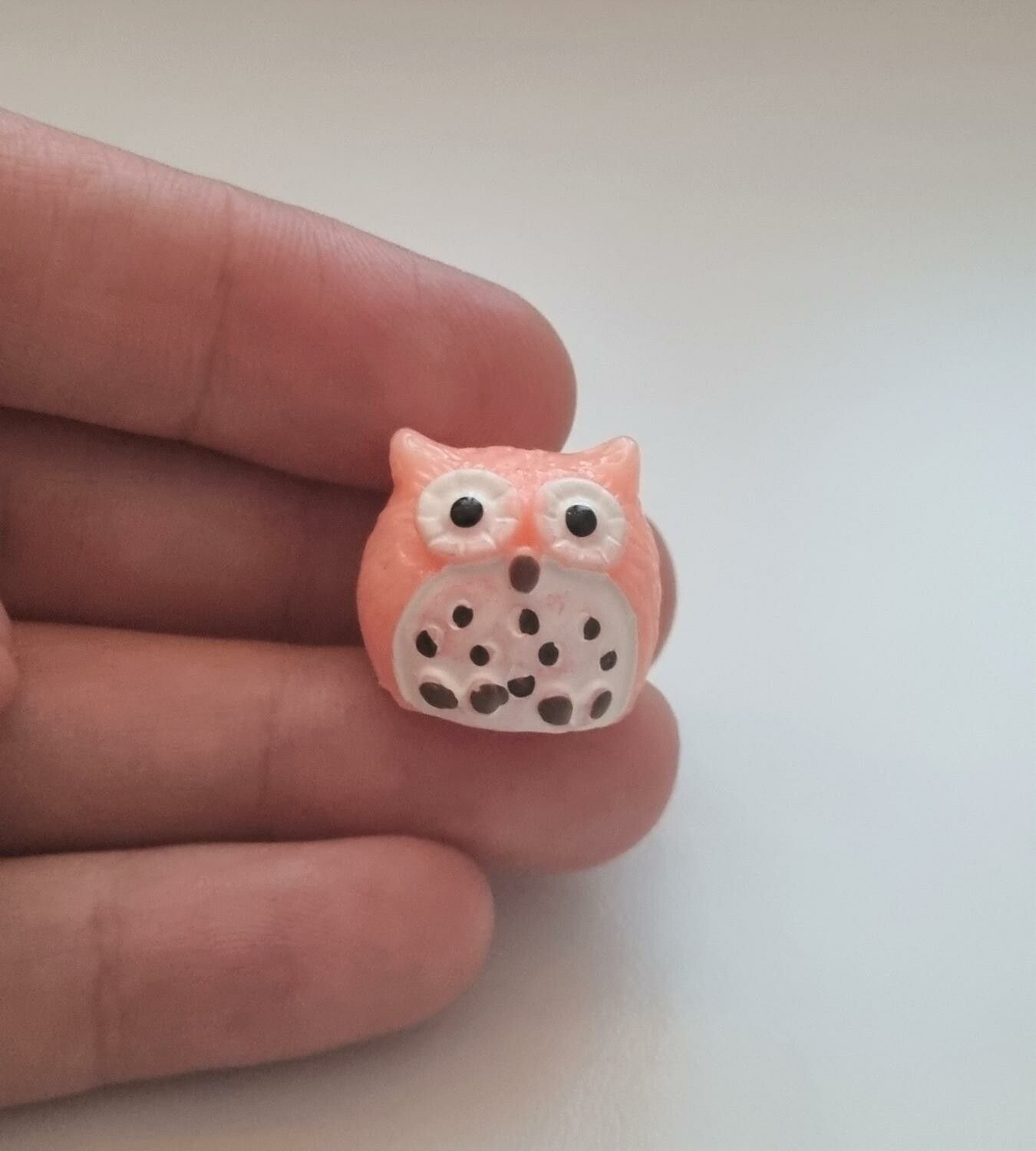 Handmålad uggla, miniatyr, miniatyruggla, miniuggla (1,9 cm hög - Rosa)