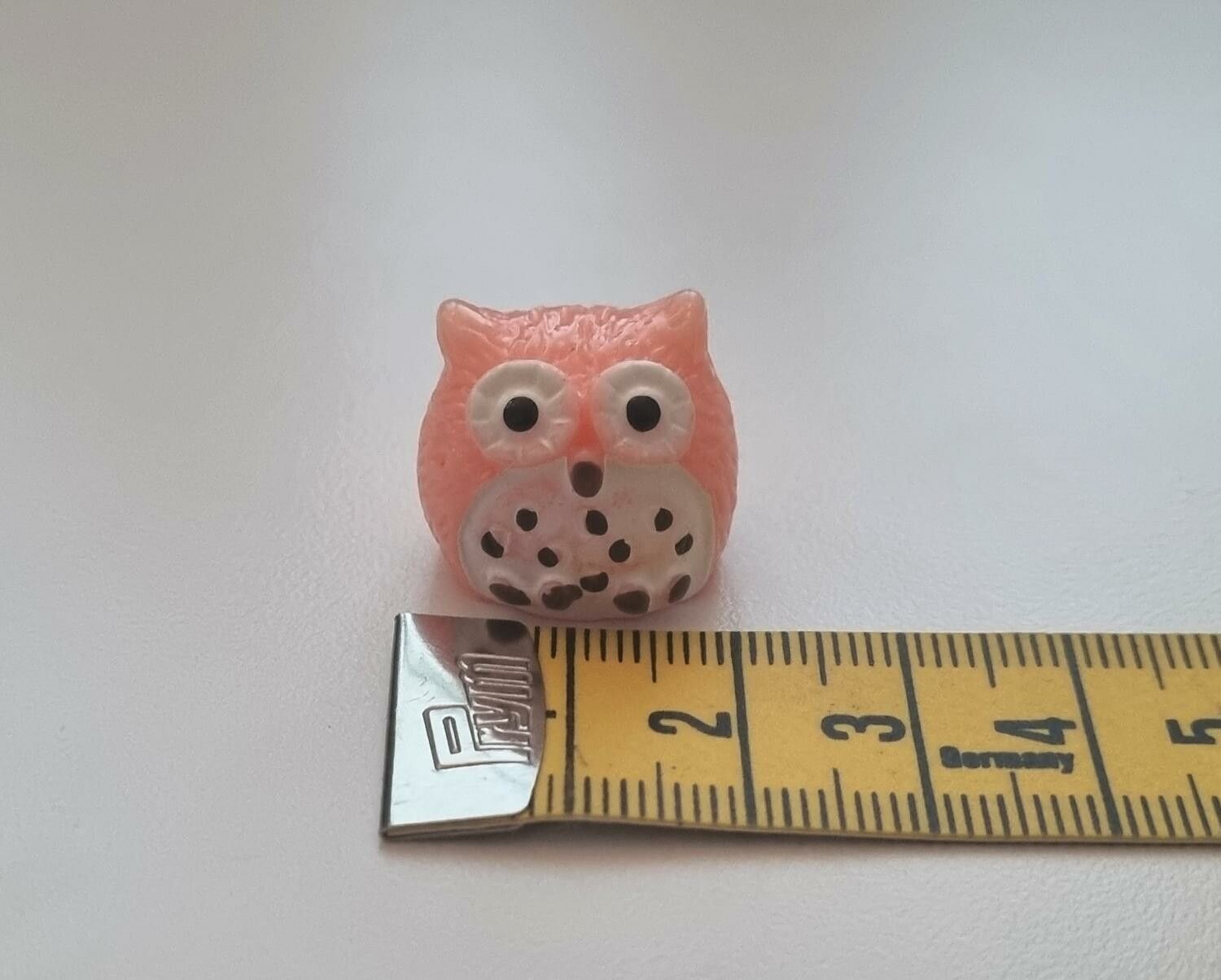 Handmålad uggla, miniatyr, miniatyruggla, miniuggla (1,9 cm hög - Rosa)