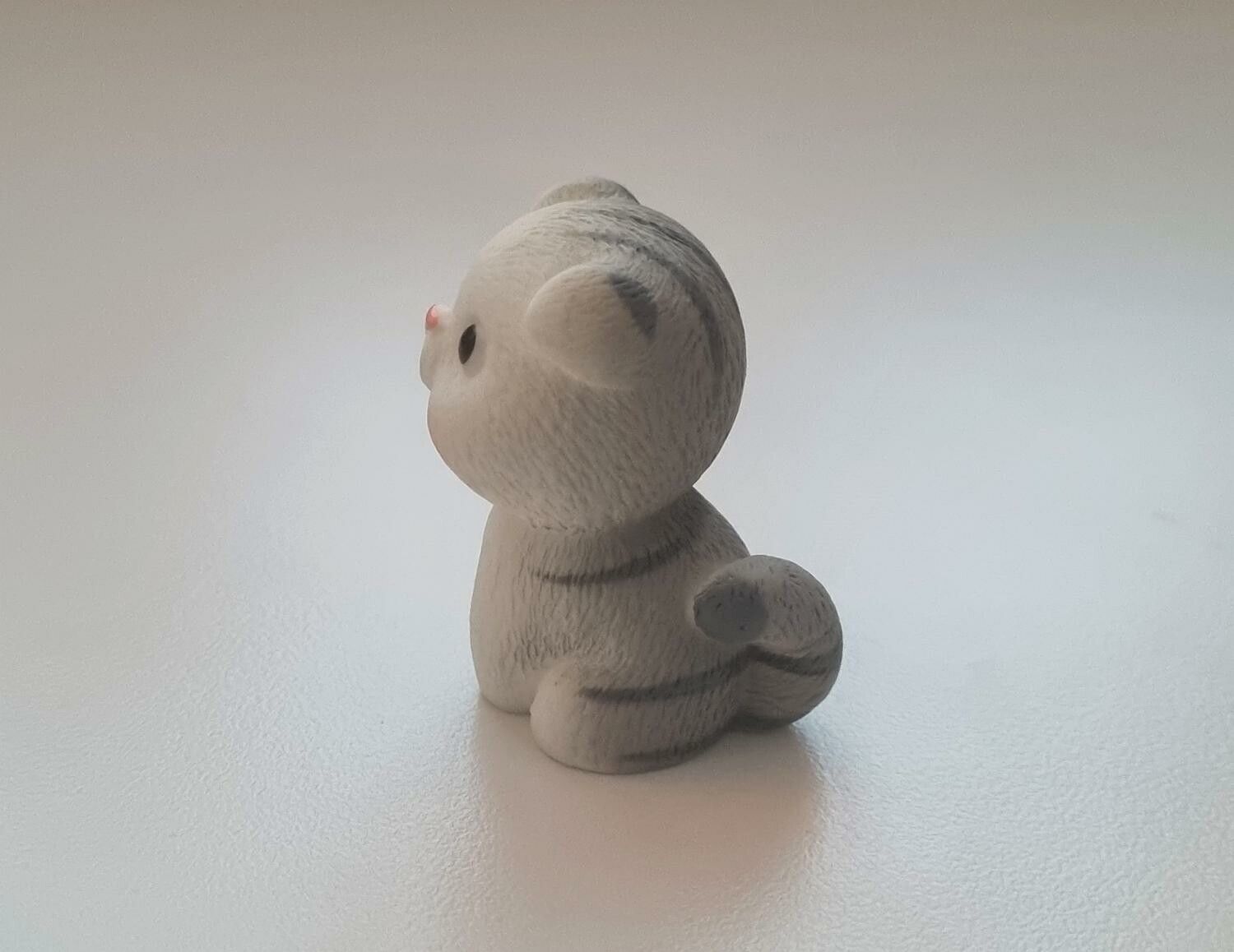 Handmålad gråsvart katt, miniatyrer, figuriner (variant 3)