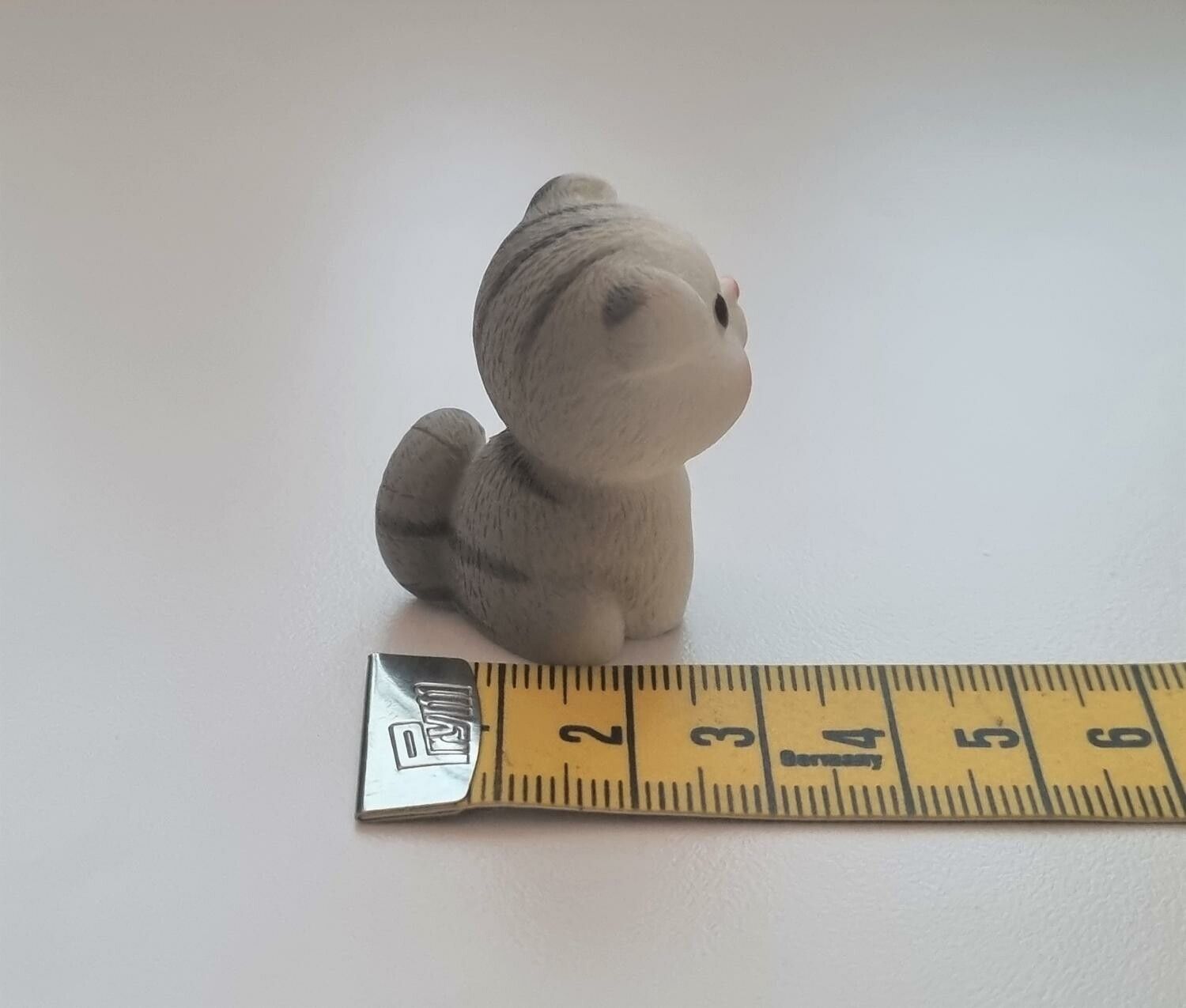 Handmålad gråsvart katt, miniatyrer, figuriner (variant 3)