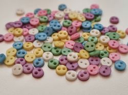 30 st knappar / dockknappar (4 mm, hål ca 1 mm) i blandade fina färger