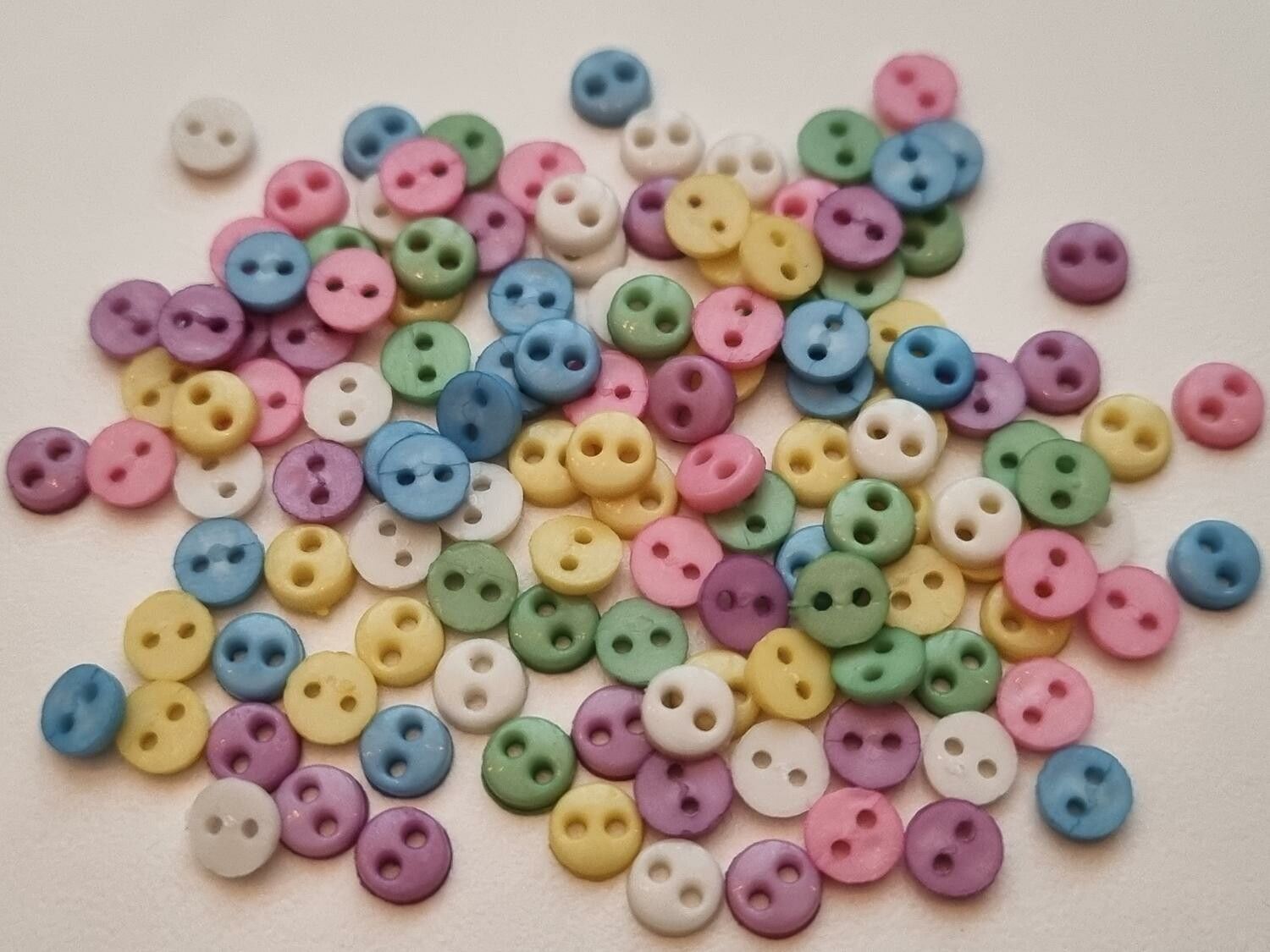 30 st knappar / dockknappar (4 mm, hål ca 1 mm) i blandade fina färger