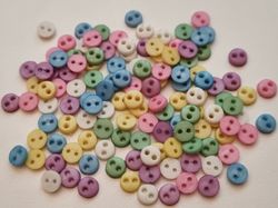 30 st knappar / dockknappar (4 mm, hål ca 1 mm) i blandade fina färger