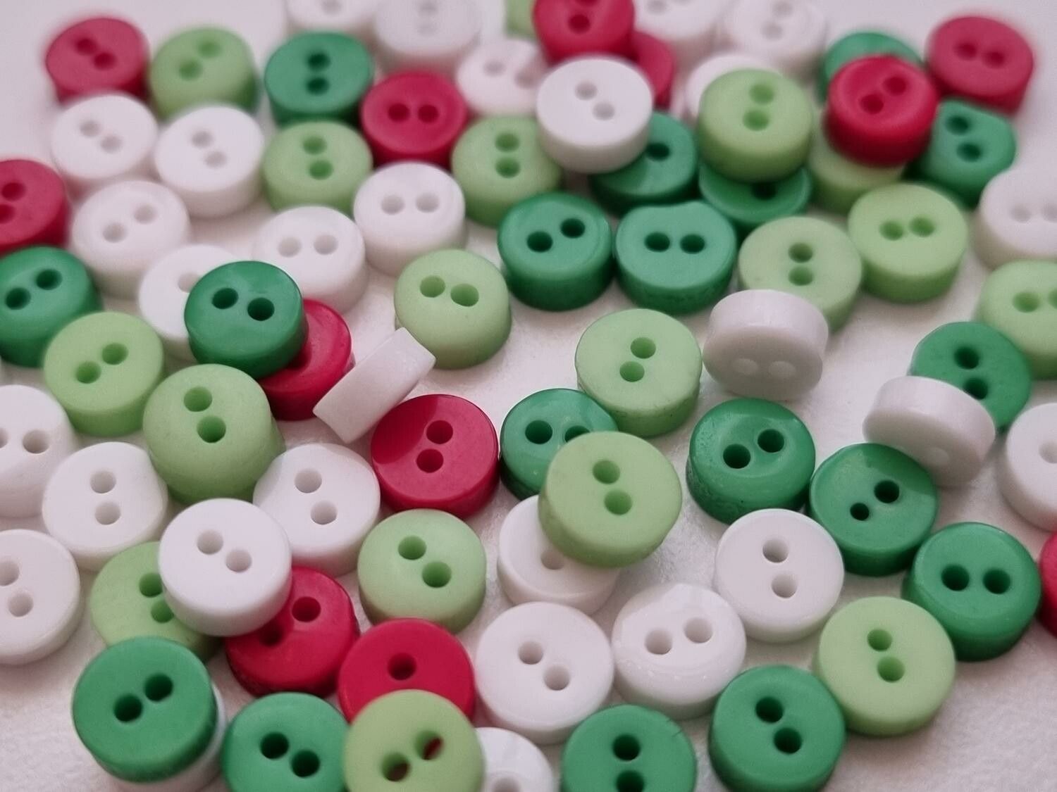 25 st knappar / dockknappar (6 mm, hål 1 mm) - Röd, grön, vit & limegrön