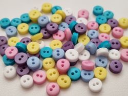 25 st knappar / dockknappar miniatyrer (6 mm, hål 1 mm) i varande färger