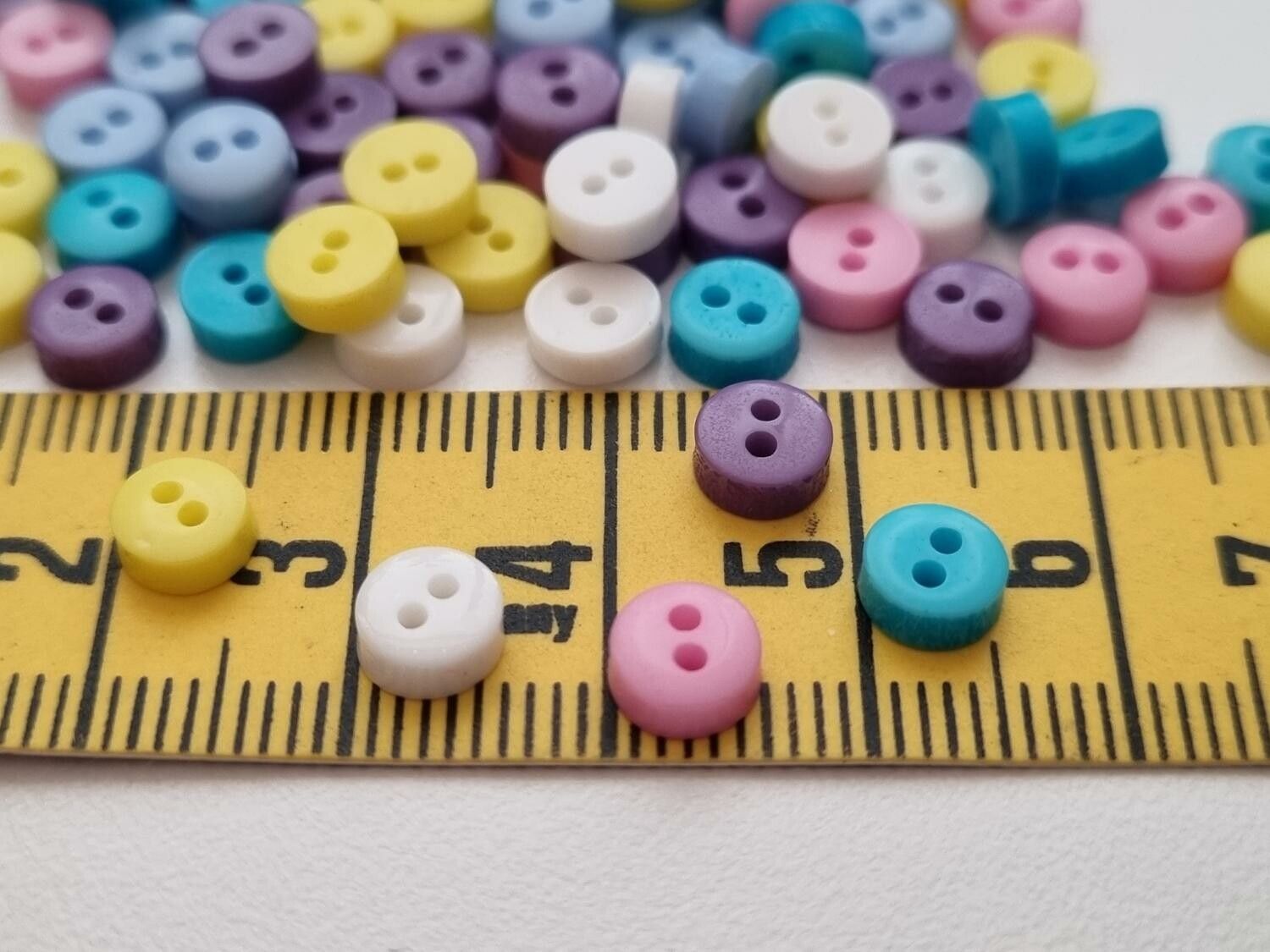 25 st knappar / dockknappar miniatyrer (6 mm, hål 1 mm) i varande färger