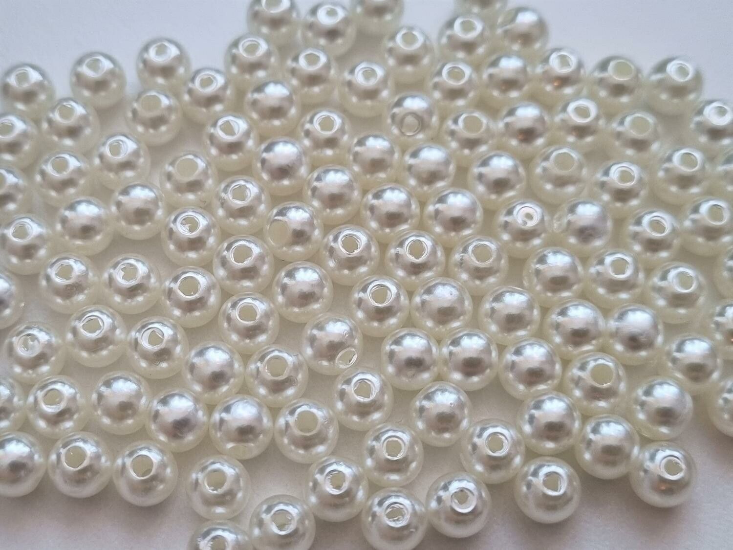 50 st grå/vita pärlor (6 mm)