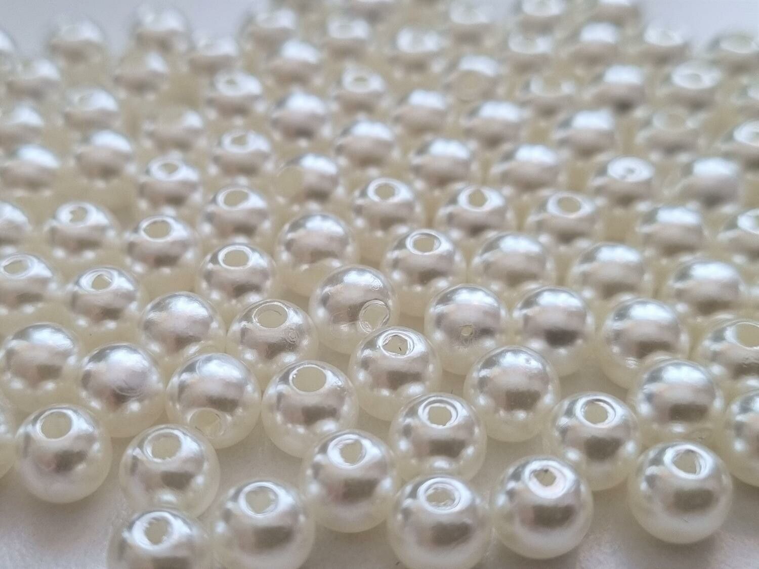 50 st grå/vita pärlor (6 mm)