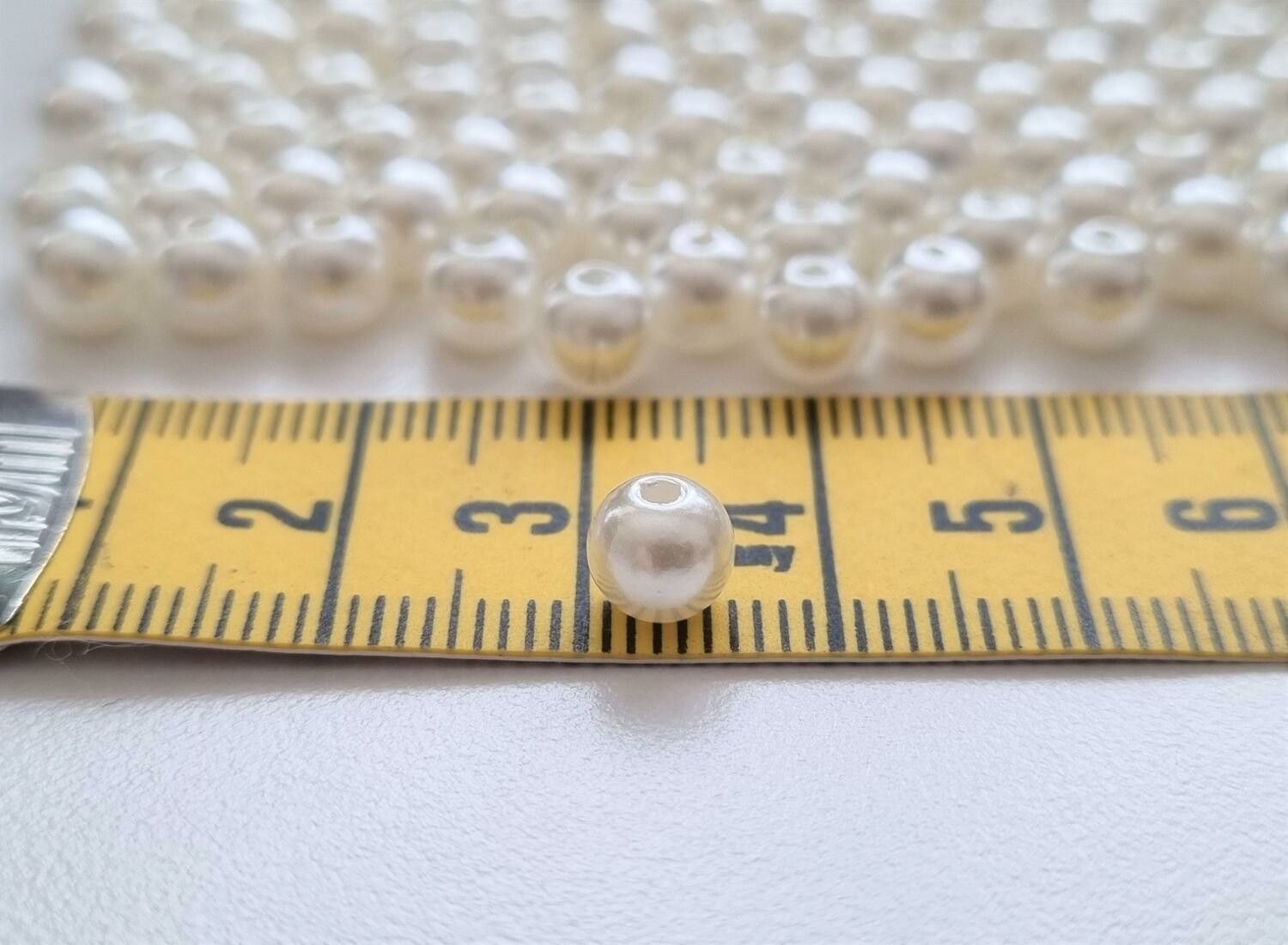 50 st grå/vita pärlor (6 mm)
