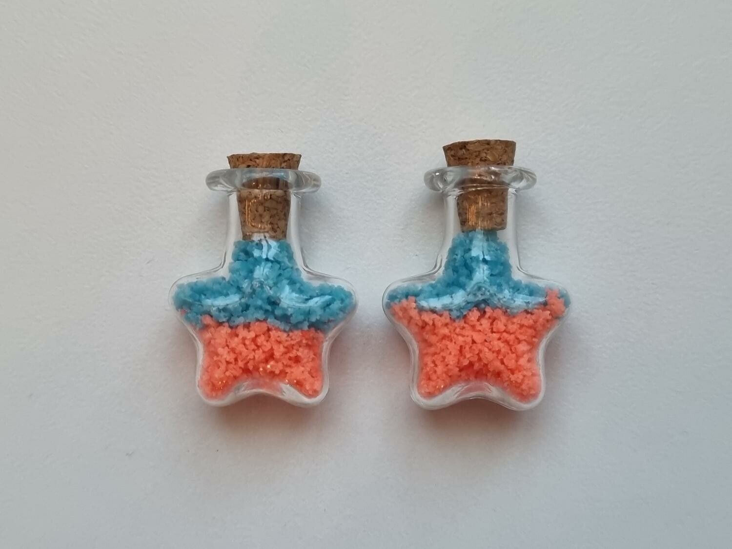 2 st fyllda glasflaskor, flaskor med kork