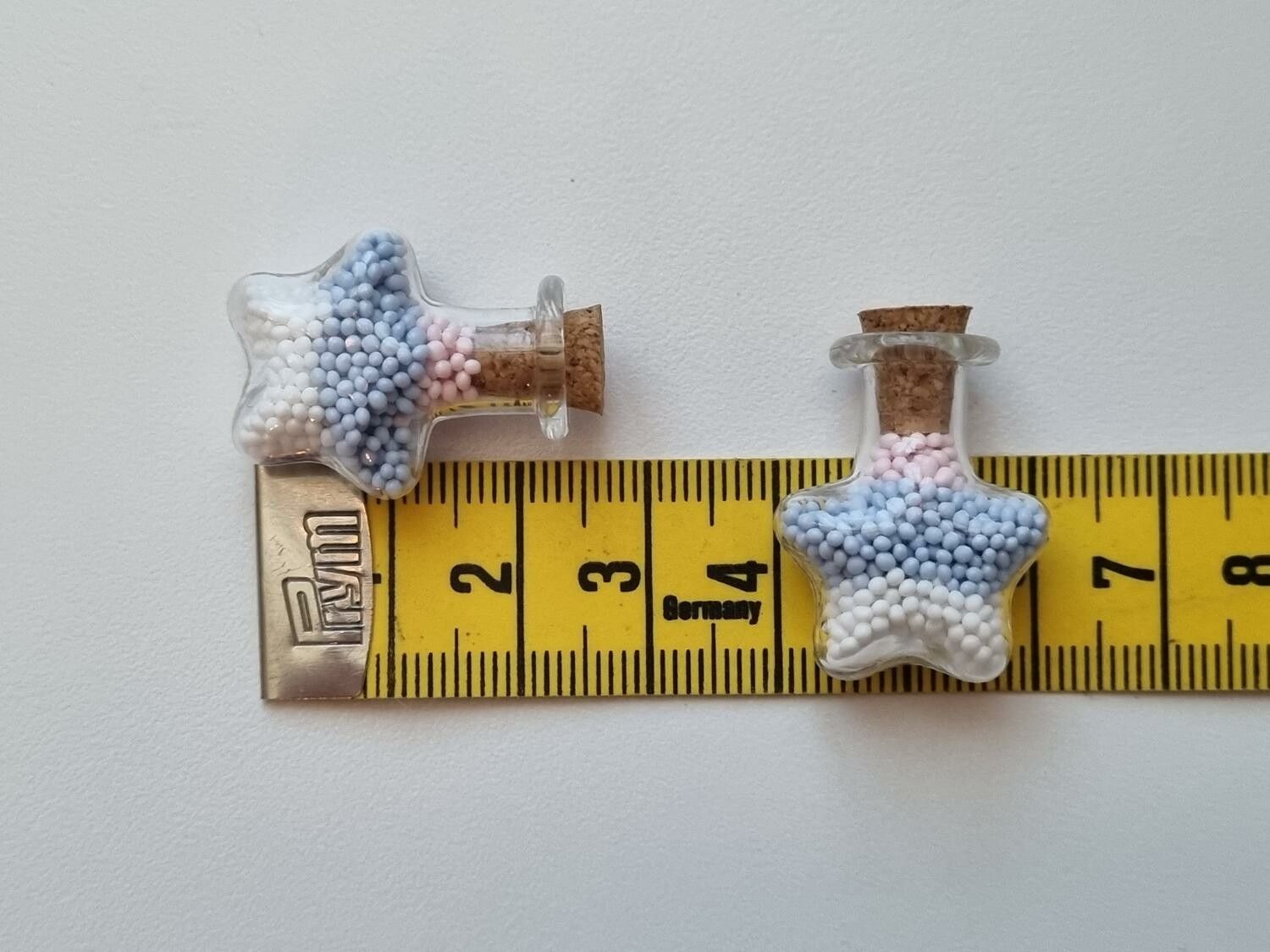 2 st fyllda glasflaskor, flaskor med kork