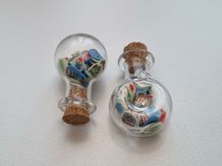 2 st fyllda glasflaskor, flaskor med kork