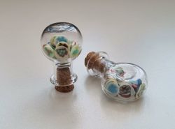 2 st fyllda glasflaskor, flaskor med kork