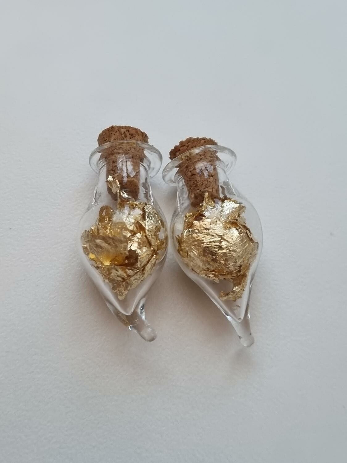 2 st fyllda glasflaskor, flaskor med kork