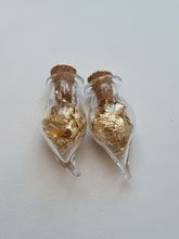 2 st fyllda glasflaskor, flaskor med kork
