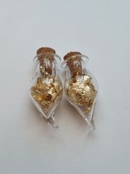 2 st fyllda glasflaskor, flaskor med kork