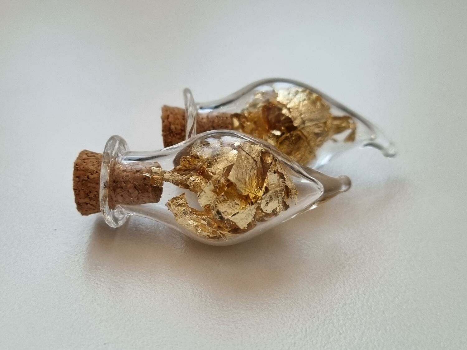 2 st fyllda glasflaskor, flaskor med kork