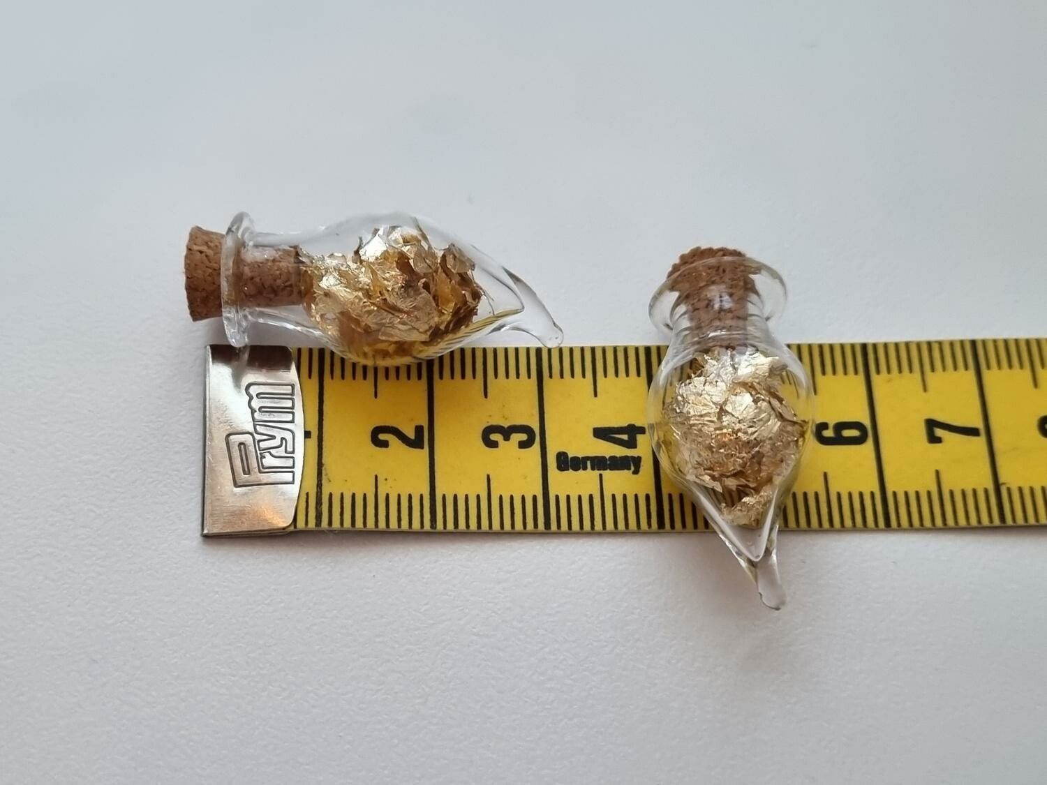 2 st fyllda glasflaskor, flaskor med kork